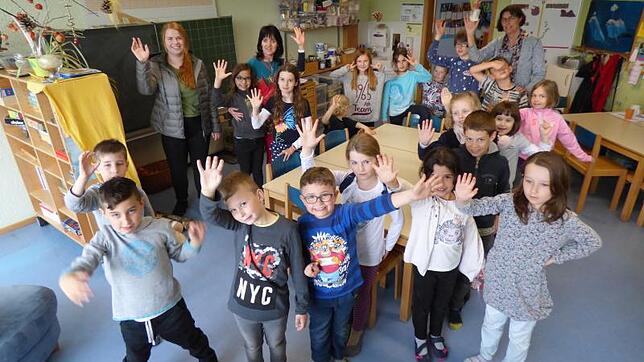 Die Kinder der Hort-Betreuung an der Jakob-Gretser-Schule mit den Betreuerinnen Tatjana Schön, Renate Dummel und Praktikantin Antonia ...