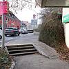 Der Gehweg an der Ravensburger Straße (B&nbsp;33) bei der Tiefgaragenzufahrt Parkhaus Bischofsschloss hat zwar eine Rampe für ...