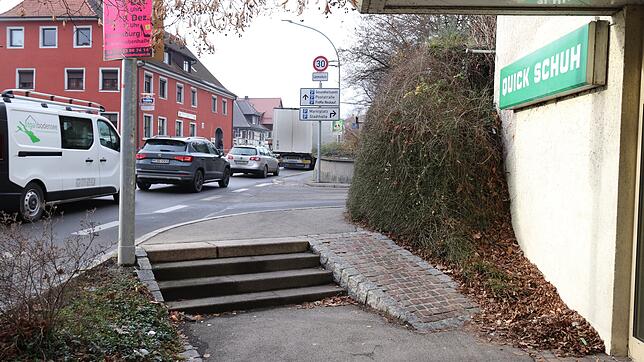 Der Gehweg an der Ravensburger Straße (B&nbsp;33) bei der Tiefgaragenzufahrt Parkhaus Bischofsschloss hat zwar eine Rampe für ...