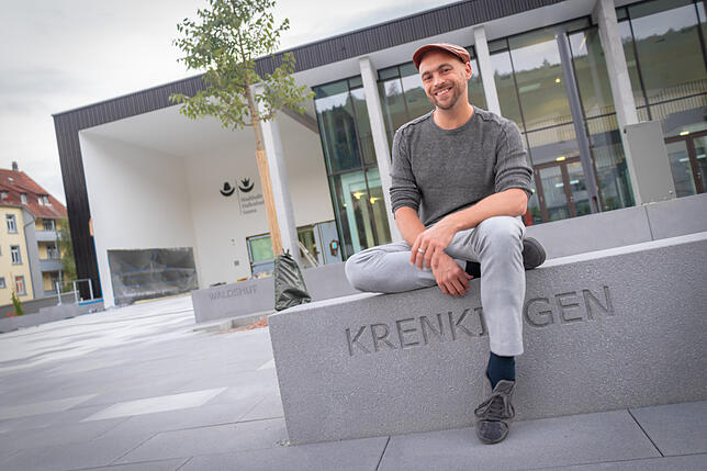 Max Mutzke vor der Waldshuter Stadthalle – natürlich hat er auf der Bank seiner Heimat Krenkingen Platz genommen.