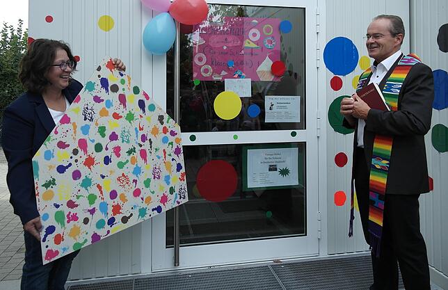 Einweihung der Klassenzimmer-Container: So wie Schüler und Lehrer sprechen auch Bürgermeisterstellvertreterin Sabine Müller und Pfarrer ...