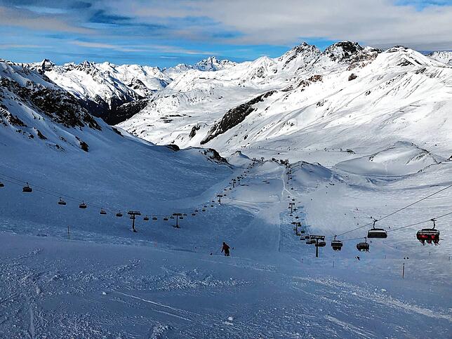 Die Traumkulisse im Skigebiet Samnaun/Ischgl fast ohne Menschen. Was im Normalfall für Jubel sorgen würde, wirkt jetzt beängstigend.