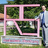 Der Blumberger Realschulrektor Sven Dorn steht neben dem Schullogo. Im neuen Schulverbund wäre er auch für die Werkrealschule mit ...