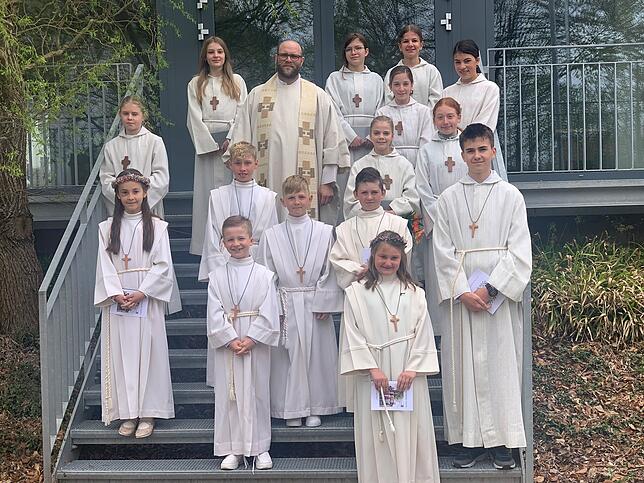 Sieben Jungs und Mädchen aus Pfaffenweiler feierten ihre Erstkommunion in einem Gottesdienst mit Pfarrer Dominik Feigenbutz und den ...