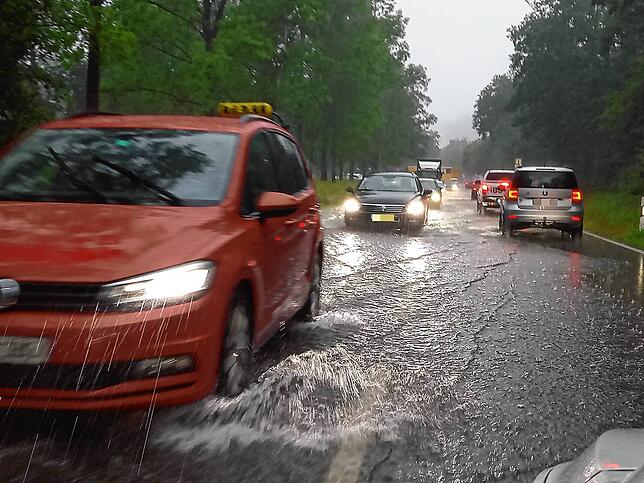 Bild 24: Heftiges Unwetter im Hegau: Auch Autos schwimmen davon!