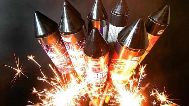 Für ein sicheres Silvester sollten nur geprüfte Feuerwerkskörper verwendet werden. Bei der Einfuhr aus der Schweiz sind Höchstmengen zu ...