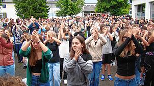 Jede Menge Schülerinnen und Schüler der Grafen-von-Zimmern-Realschule präsentierten den Besuchern einen als Flashmob angekündigten Tanz. ...