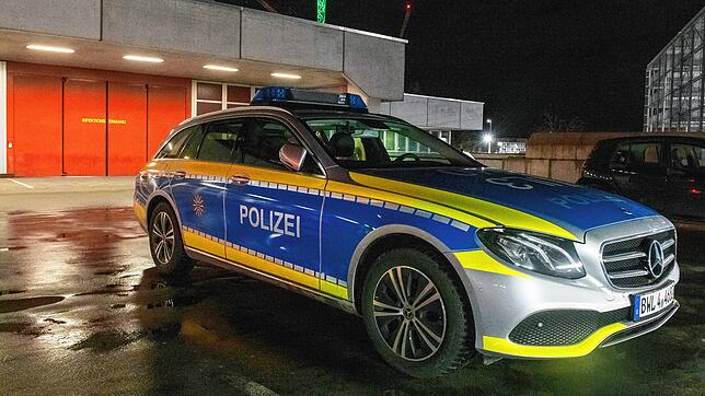 An der Klinik am Eichert steht an der Notaufnahme ein Polizeifahrzeug. In Göppingen wurde der erste Coronakranke in Baden-Württemberg ...