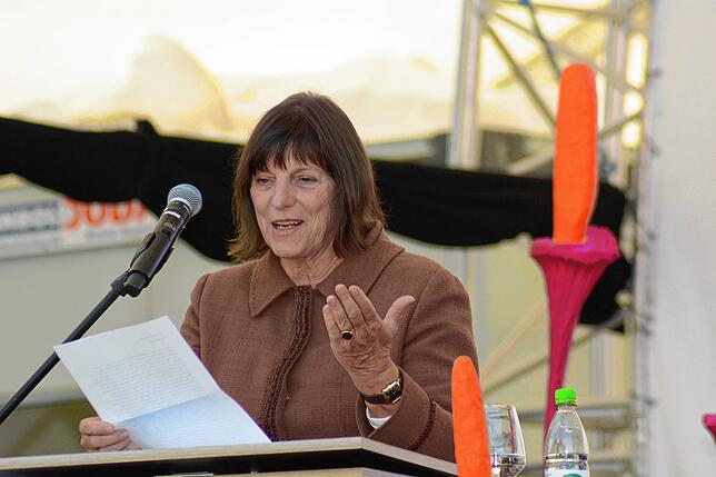 Die Bregenzer Autorin und Literaturwissenschaftlerin Ulrike Längle hält die Laudatio auf Monika Helfer.