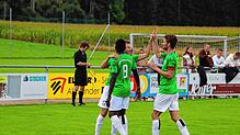 DJK-Stürmer Tobias Wild klatscht nach seinem Tor zum 1:0 mit Vorlagengeber Raphael Künstler ab. Auch Alieu Sarr (links) jubelt mit.