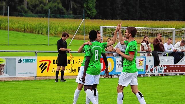 DJK-Stürmer Tobias Wild klatscht nach seinem Tor zum 1:0 mit Vorlagengeber Raphael Künstler ab. Auch Alieu Sarr (links) jubelt mit.