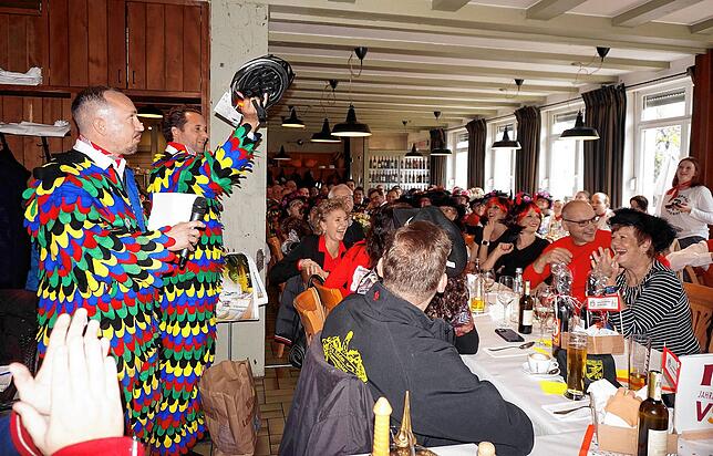Volle Bude, tolle Stimmung: Blick in die Linde am 11.11., der Start in die Fasnacht der Bürger- und Narrenzunft Tiengen ist geglückt, ...