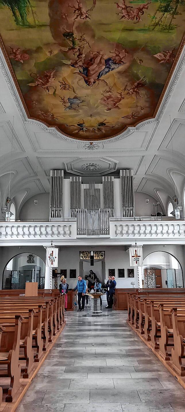 Blick ins Langhaus der Stadtpfarrkirche St. Mariä Heimsuchung. Der Innenraum wurde vor 20 Jahren saniert.