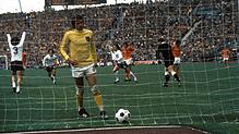 Torwart Jan Jongbloed (gelbes Trikot) ist geschlagen, Torschütze Paul Breitner (links) reckt die Hände in den Himmel &ndash; mit seinem ...