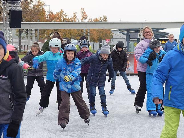 Die Eisbahn am Rande des Weihanchtsmarkts bietet auch für Kinder viel Spaß und Bewegung. Davon durfte sich die Klasse 3a der ...
