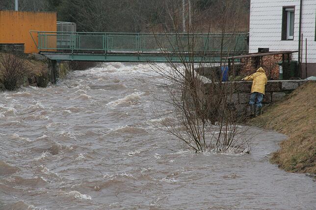 Auch beim Vöhrenbacher Schwimmbad ist die Breg  voll.