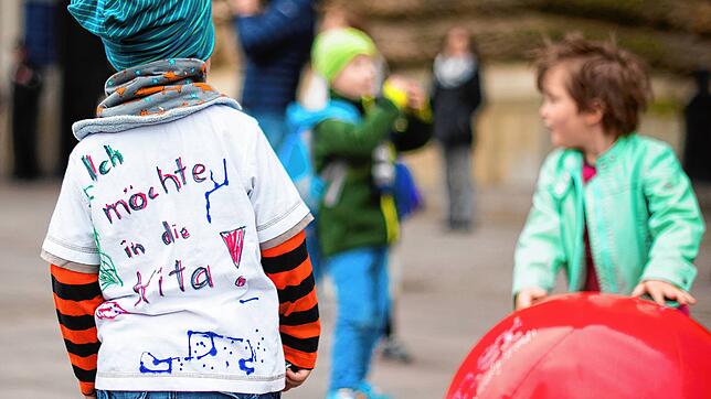 Ich möchte in die Kita: Wie diesem Kind geht es wahrscheinlich allen Kindern, die eine der Einrichtungen in Konstanz besuchen. Unter ...