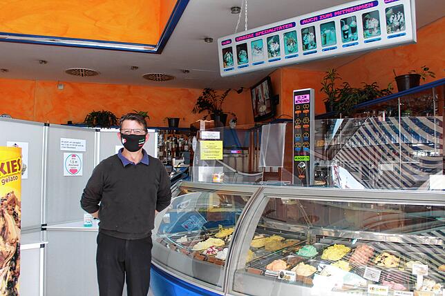 Fabrizio Perla freut sich auf Gäste. Er hat den Innenraum des Eiscafé Venezia in Stockach probeweise geöffnet.