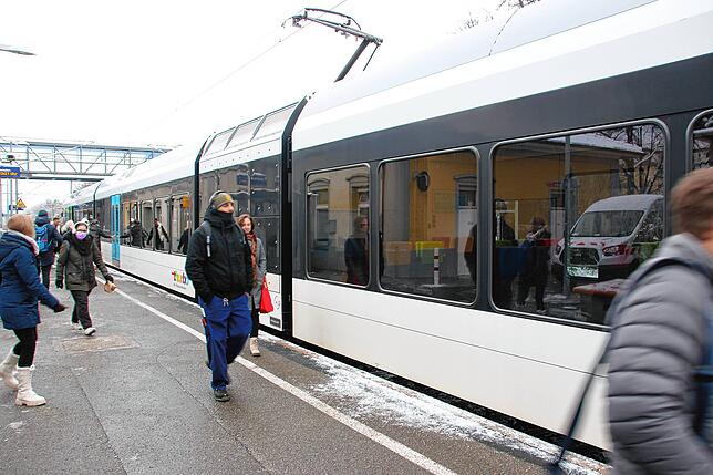 Der neue Schweizer Zug mit dem Namen Rhyhas verkehrt nun auf der Linie Schaffhausen – Singen. Das Bild zeigt den Halt auf dem ...