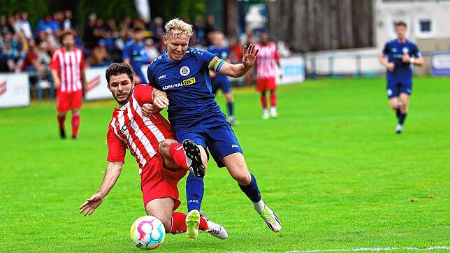 Heiko Behr (blaues Trikot), der Kapitän des SC Pfullendorf, hier im Duell mit Markus Hain vom SC Konstanz-Wollmatingen.