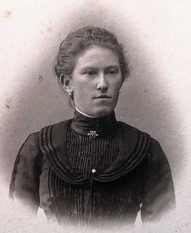 Portraitfoto der jungen Köchin Maria Kohler: Aufgenommen um 1905 im Atelier von Louis Frohwein in Basel, wo Maria damals als Köchin ...