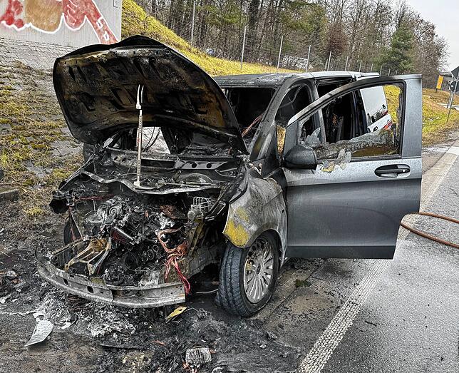 Von dem Auto ist nach dem Feuer nicht mehr viel übrig.