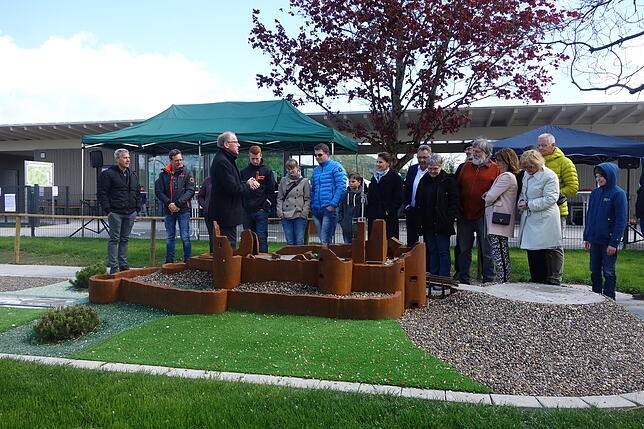 Eines der Wahrzeichen der Gemeinde, die Küssaburg, ist als Teil der Minigolfbahn "umfunktioniert" worden.