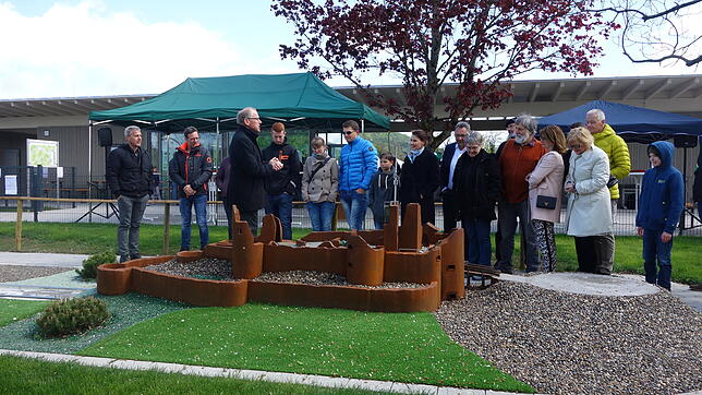 Eines der Wahrzeichen der Gemeinde, die Küssaburg, ist als Teil der Minigolfbahn "umfunktioniert" worden.