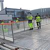 Nach der Velegung der Kühlröhren installieren die Bauhof-Mitarbeiter die Bande rund um die Eisbahn. Bild: Reiner Baltzer