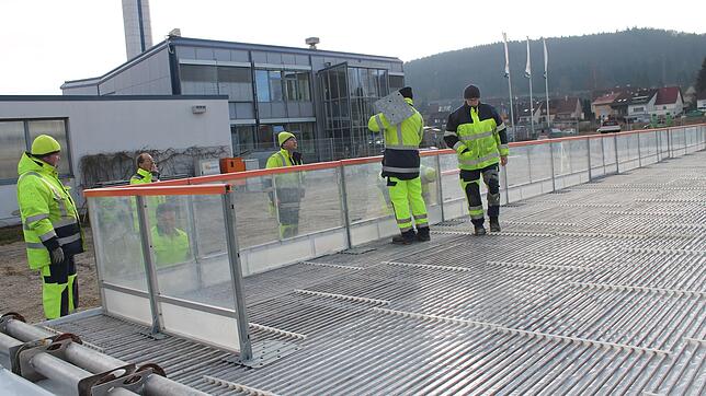 Nach der Velegung der Kühlröhren installieren die Bauhof-Mitarbeiter die Bande rund um die Eisbahn.