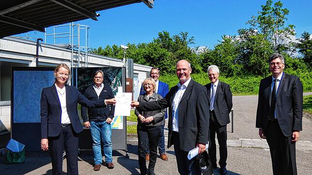 Bei der Übergabe des Förderbescheides durch die Umweltministerin Thekla Walker an Bürgermeister Stefan Kaiser waren sich auch Landrat ...
