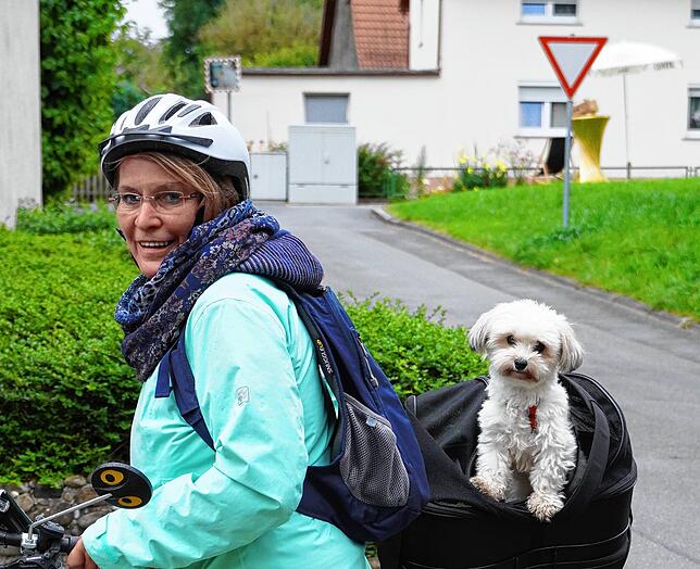 Auch Lucy, die vierjährige Havaneserin, durfte im Körbchen von Dorothee Ludwig aus Untersiggingen mit auf die Runde.
