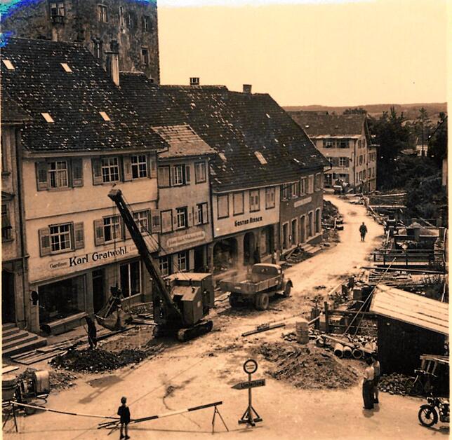 Als der Ochsenbach noch offen durch die Straße Am Stadtgarben floss: Mitte der 1950er Jahre wurde das nicht immer wohlriechende Gewässer ...