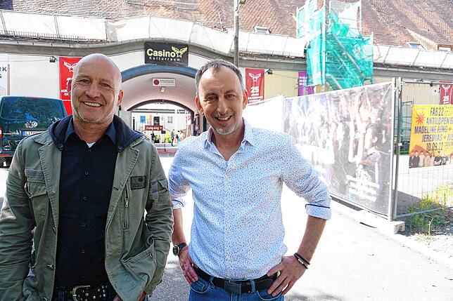 Claus-Michael Haydt (links) und Frank Przybilla vor der Caserne. Sie haben das Kulturhaus im Fallenbrunnen 1995 gegründet und stehen dem ...