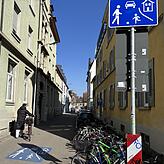 Die Marienhausgasse im Paradies ist seit einiger Zeit eine verkehrsberuhigte Zone. Schilder und ein Piktogramm auf dem Boden weisen ...