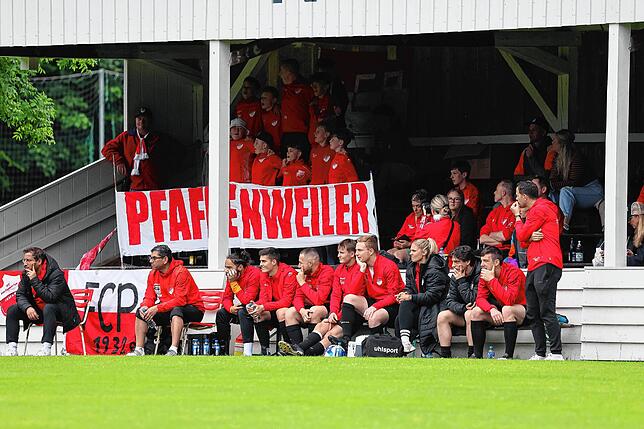 Bild 9: FC Pfaffenweiler feiert nach 2:1-Erfolg Relegationsplatz. Wir waren mit der Kamera dabei.