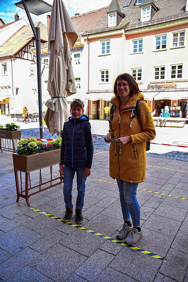 Warten an der Markierung: Julia und Lennard Stier warten gerne, bis sie an den Tresen dürfen, um sich ein Eis zu holen.