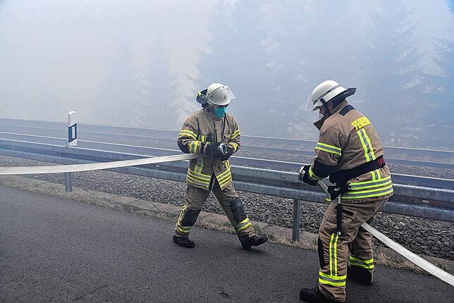 Für die Löscharbeiten muss eine mehrere hundert Meter lange Wasserleitung aufgebaut werden.