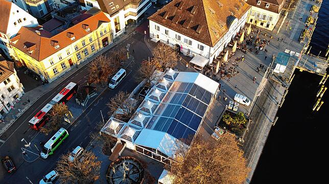Die Eisbahn &bdquo;ÜB on Ice&ldquo; ist am Landungsplatz in Überlingen aufgebaut worden.