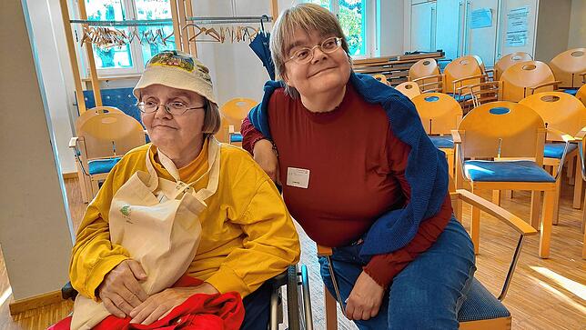 Birgit Kirchner (links) wartet im Marienhaus auf ihren Umzug. Begleitet wird sie dabei von ihrer Schwester Edith.