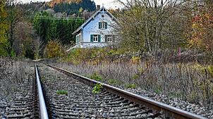 Diese Haltestelle am alten Bahnhof Mühlingen-Zoznegg (Archivbild) soll reaktiviert werden. Ein Tag der Schiene soll zeigen, wo Bedarf ...