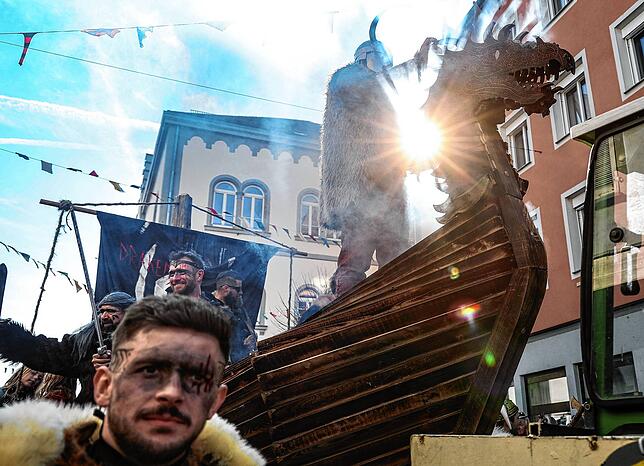 Bild 15: Fastnachtsumzug Radolfzell 2025: Alle Bilder vom farbenfrohen Spektakel