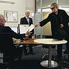 Der Bankräuber übergibt einem Bankangestellten seine Geldforderung. Diese Szene wurde von Schauspielern in der RTL-II-Serie ...