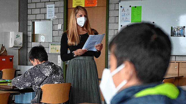 Unterricht nur mit Maske: Das wird auch im kommenden Schuljahr in Baden-Württemberg vorerst gelten. Einen Vorgeschmack darauf gibt es ...