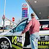 Ein Mitarbeiter von Aydan Yesildag von VSTaxi steigt an der Esso-Tankstelle in der Villinger Straße in Schwenningen in sein Fahrzeug ...