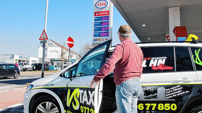 Ein Mitarbeiter von Aydan Yesildag von VSTaxi steigt an der Esso-Tankstelle in der Villinger Straße in Schwenningen in sein Fahrzeug ...