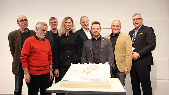 Stellen den Siegerentwurf vor: (von links) Architekt Ulrich Mangold, Joachim Reckziegel, die Architekten Hans Thoma und Inga ...