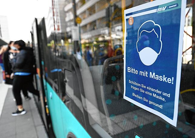 Nicht alle wollen die Maskenpflicht in Bahn und Bus akzeptieren.