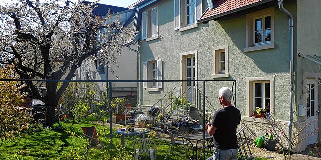 Andreas Huber mit Blick auf sein renoviertes Haus in der Winkelstraße und dem von ihm als Student gepflanzten Kirschbaum.