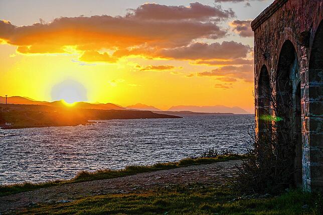 Diesen Sonnenuntergang hat Markus Fuchs auf den Peloponnes in Griechenland eingefangen. Bald wird die Familie die Sonne wieder hinter ...